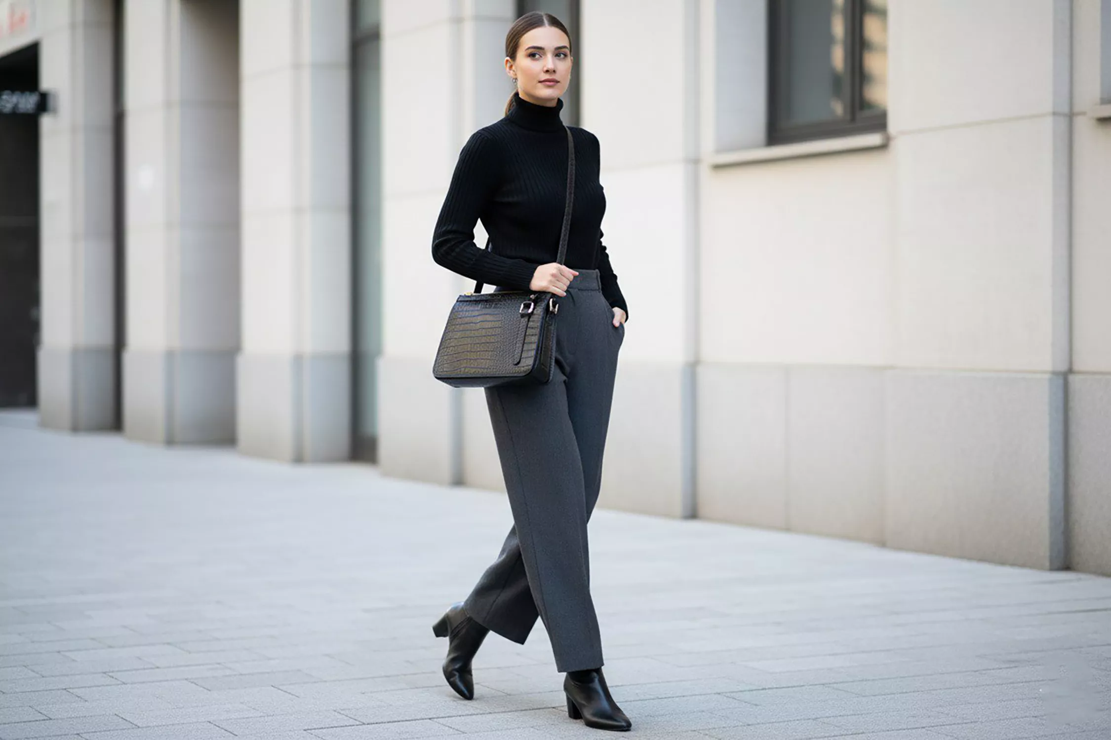 Schwarze Lederschultertasche
